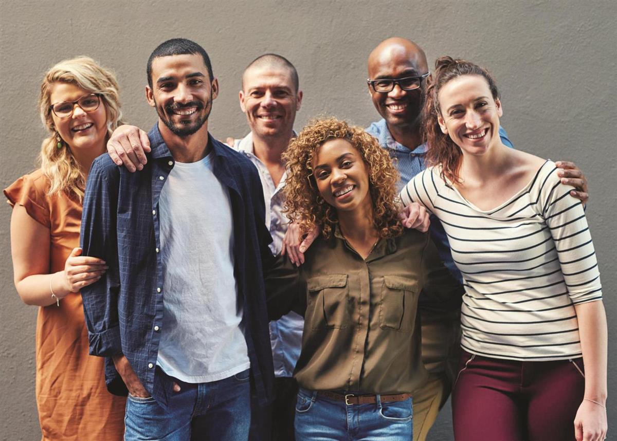 En gruppe mennesker poserer. Foto. - Klikk for stort bilde
